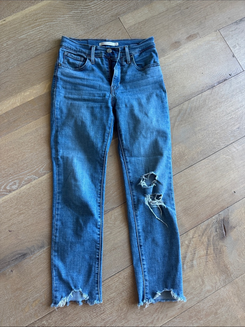Levi’s 724 High Rise Straight leg crop distressed Jeans